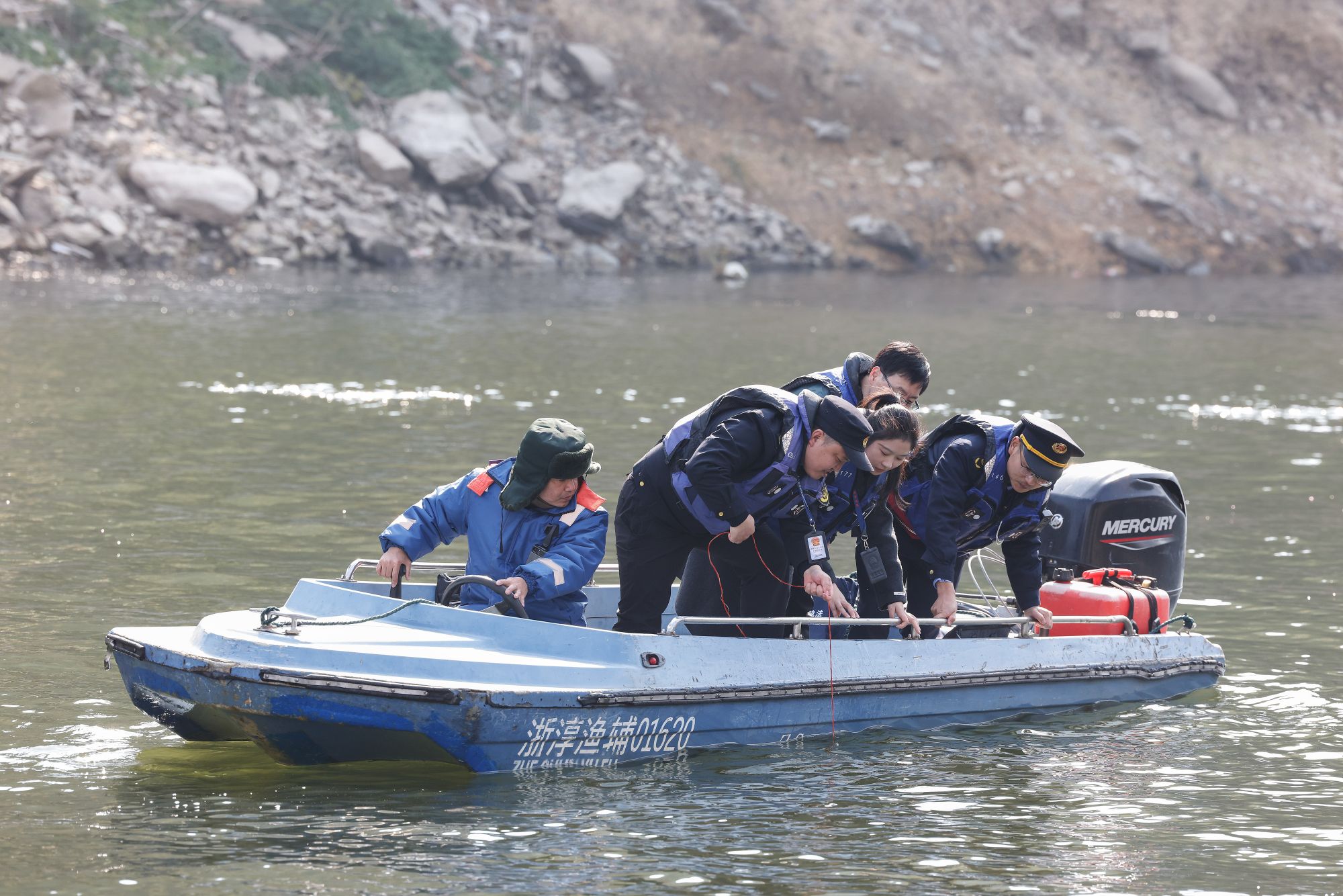 2025年12月4日,浙江杭州淳安县与安徽黄山歙县纪检监察干部及综合行政执法人员对浙皖交界的新安江鸠坑口水域进行常态化巡河,共同保护渔业资源和水域生态环境。