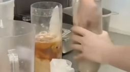 霸王茶姬员工“手打奶茶”引争议 