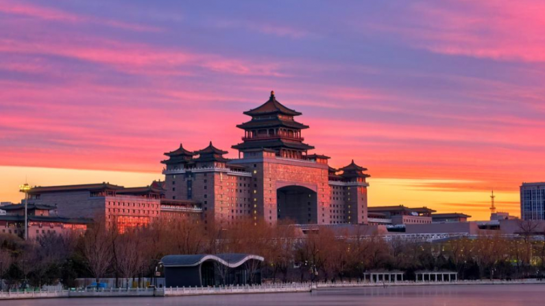 北京朝霞漫染古都晨光