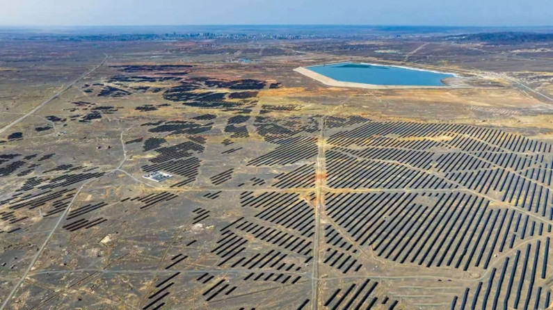 戈壁起“风光” 油田披“绿装” 新疆油田描绘绿色低碳转型新画卷