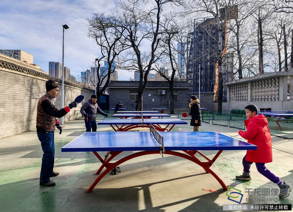 《你来我往》1月10日上午，日坛公园里，市民们在寒风中进行乒乓球锻炼。乔健_调整大小
