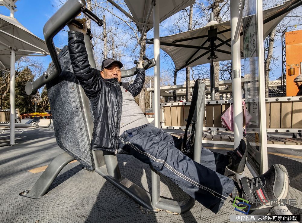 《智能运动》1月10日上午，日坛公园里，一位七旬老人在高拉推举双功能训练器上锻炼臂力。乔健_调整大小