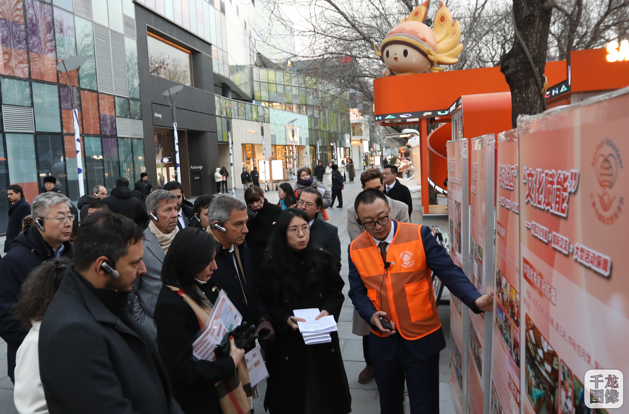 阿根廷政党代表团一行应邀参访北京市朝阳区三里屯太古里核心商圈的国际志愿服务小屋。千龙网记者 桂强摄