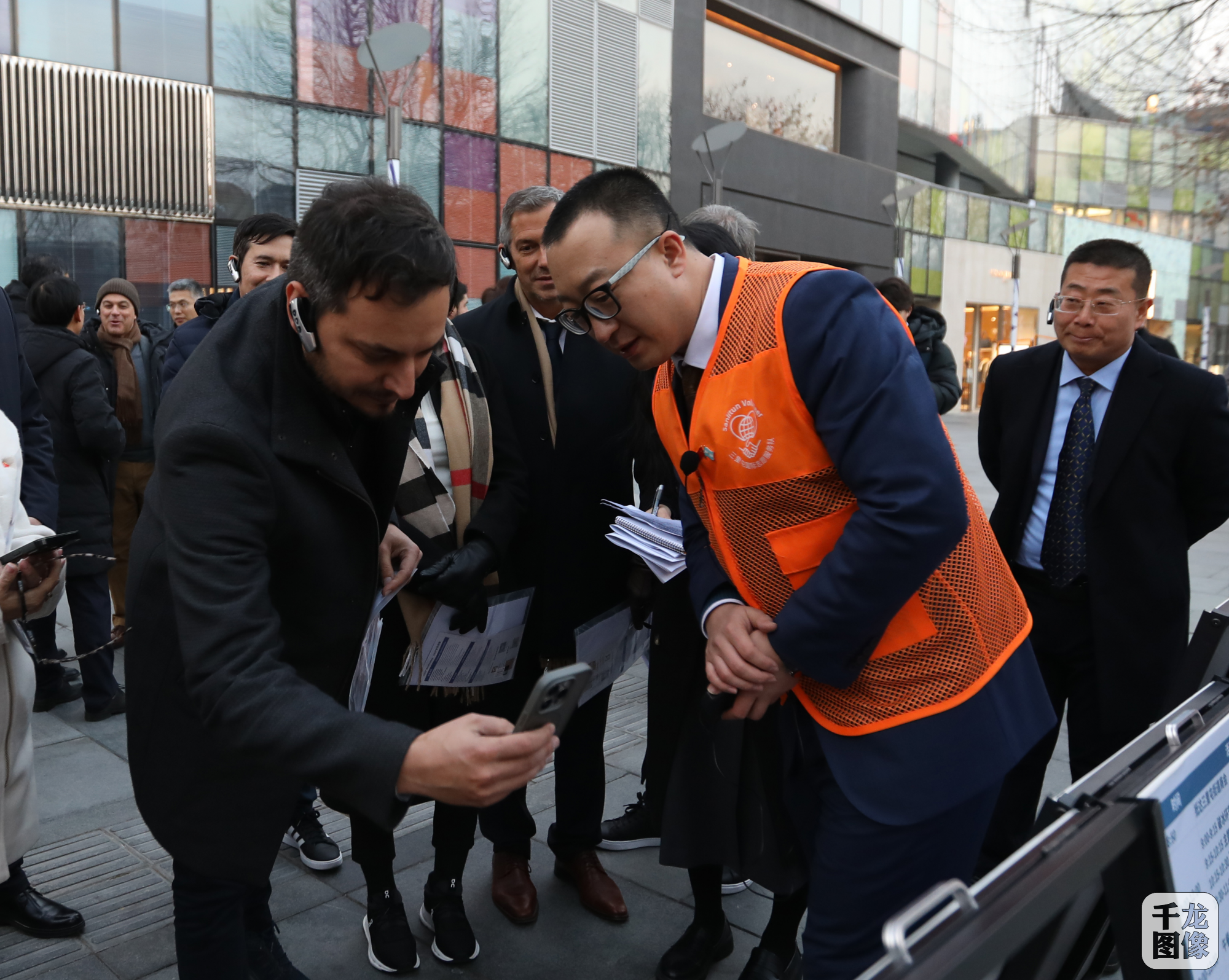 阿根廷政党代表团一行应邀参访北京市朝阳区三里屯太古里核心商圈的国际志愿服务小屋。千龙网记者 桂强摄1