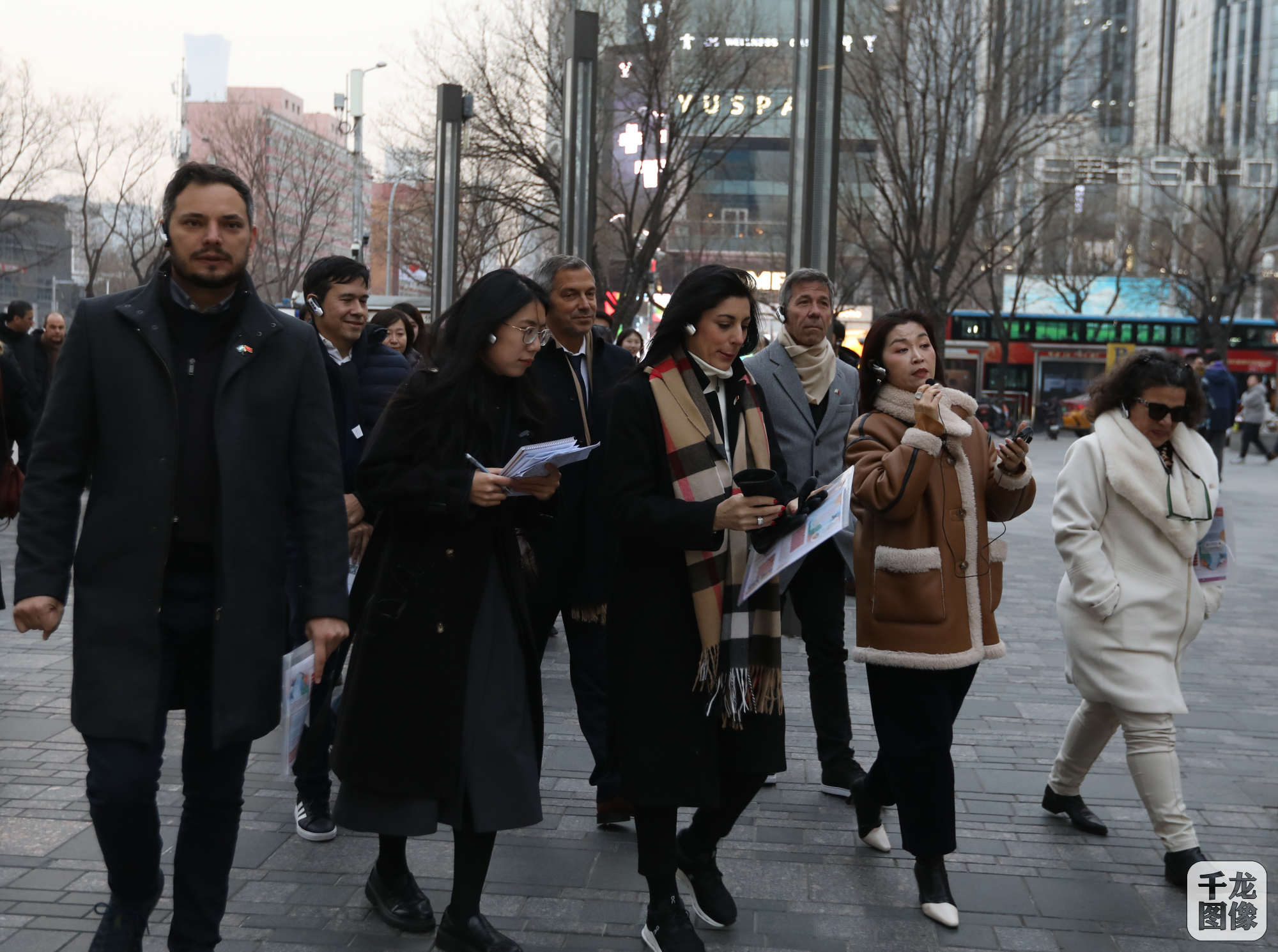 阿根廷政党代表团一行应邀参访北京市朝阳区三里屯骑手驿站。千龙网记者 桂强摄2