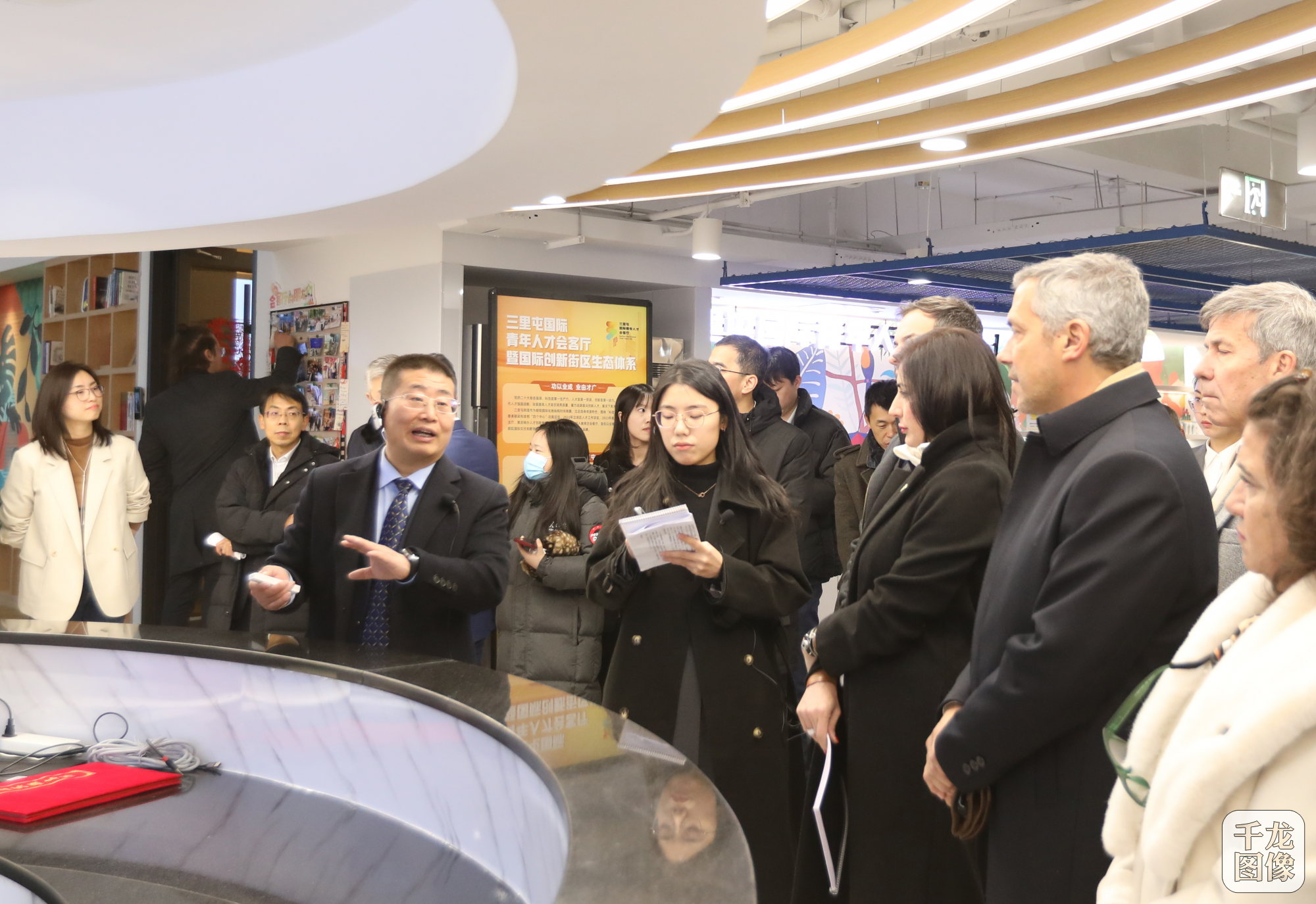 阿根廷政党代表团一行应邀参访北京市朝阳区三里屯街道党群服务中心的国际青年人才会客厅。千龙网记者 桂强摄3