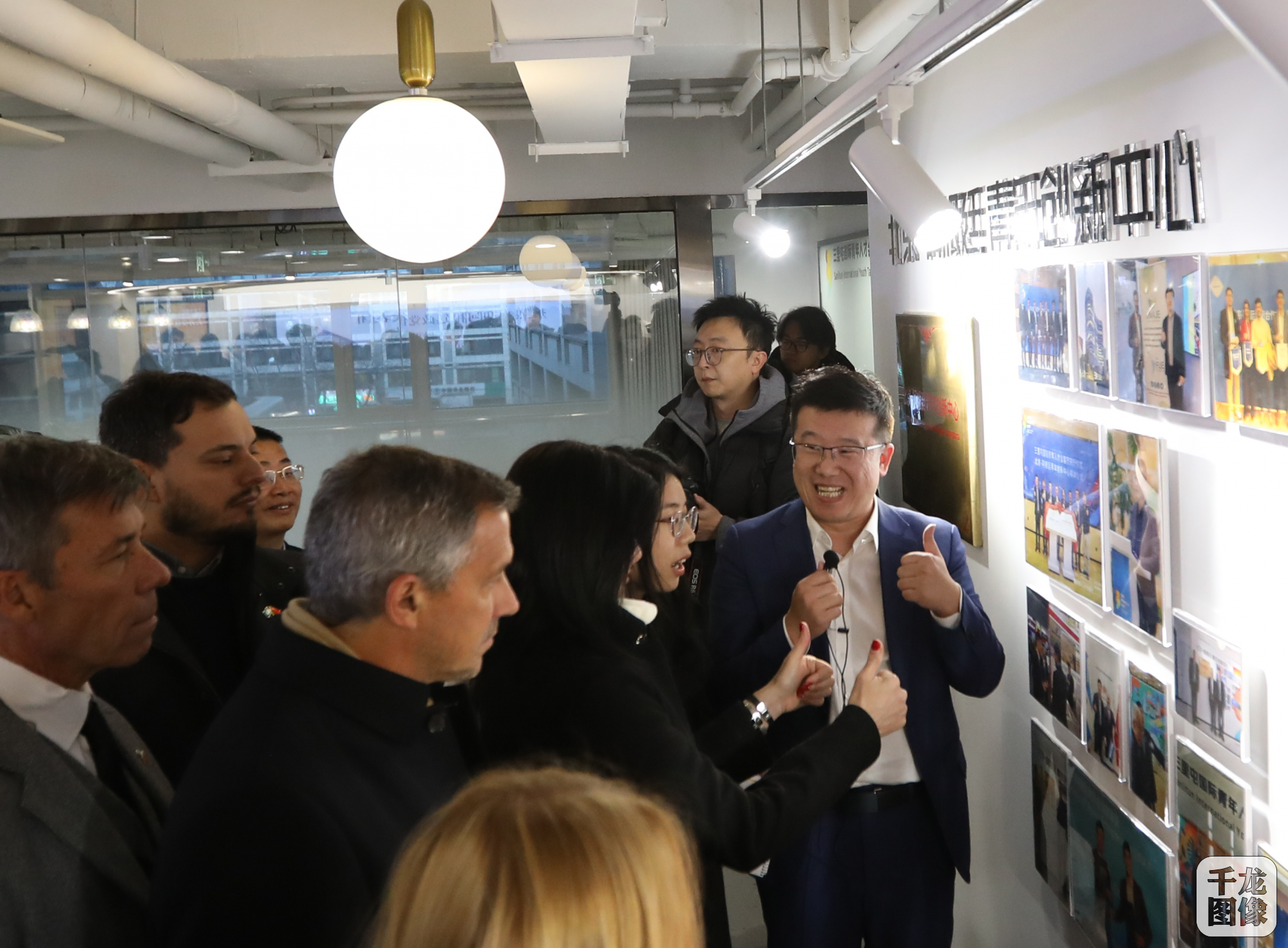 阿根廷政党代表团一行应邀参访北京市朝阳区三里屯街道党群服务中心的国际青年人才会客厅。千龙网记者 桂强摄3-1