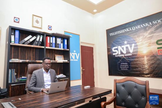 1月12日，在索马里首都摩加迪沙的索马里国家电视台，台长穆罕默德&middot;卡菲&middot;谢赫&middot;阿布卡尔在办公室工作。新华社记者 杨光 摄