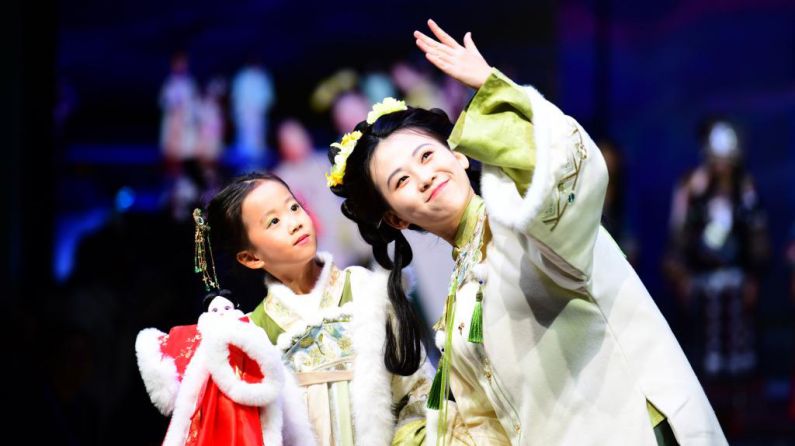 “新中式”服装扮靓“新消费”