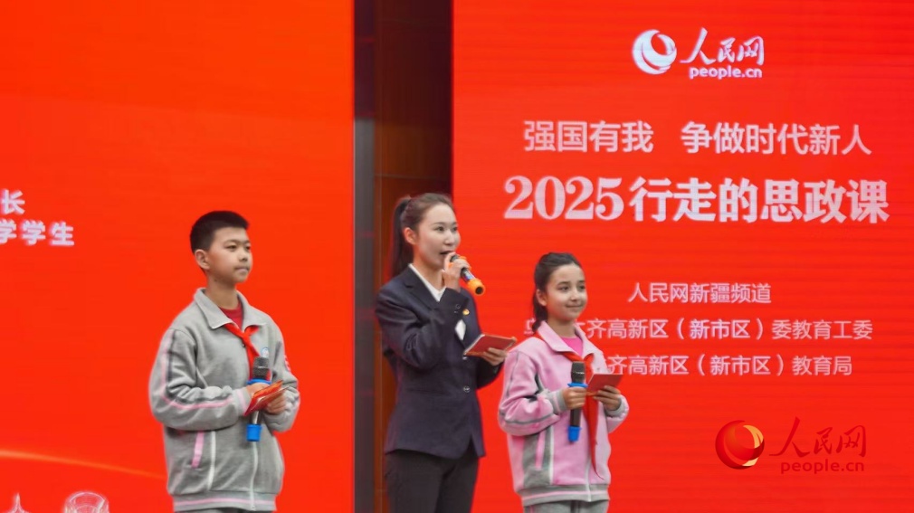 乌鲁木齐市第八十小学德育科科长来育琦（中）和该校学生帕热扎提&middot;祖力朴哈尔（右一）、李泽洋（左一）分享参加&ldquo;行走的思政课&rdquo;的感悟与收获。人民网记者 李欣洋摄