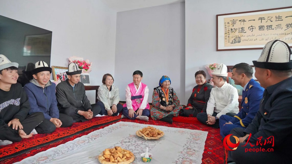 在&ldquo;人民楷模&rdquo;布茹玛汗&middot;毛勒朵家中，来自民族地区的英雄模范代表及嘉宾们齐聚一堂。人民网记者 李欣洋摄