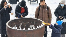 雪后故宫 童趣一幕