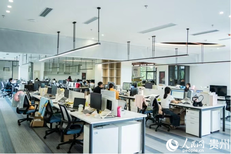 &ldquo;小兰山数字产业村落&rdquo;里的&ldquo;新村民&rdquo;在办公。人民网 阳茜摄