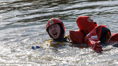 消防员在什刹海演练冰域“硬核”救援