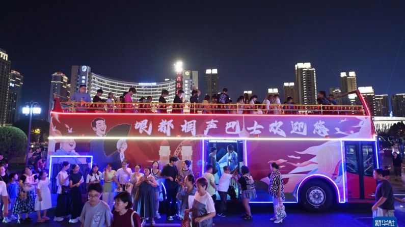 人文经济激活消费新动能丨“笑声”里的消费力