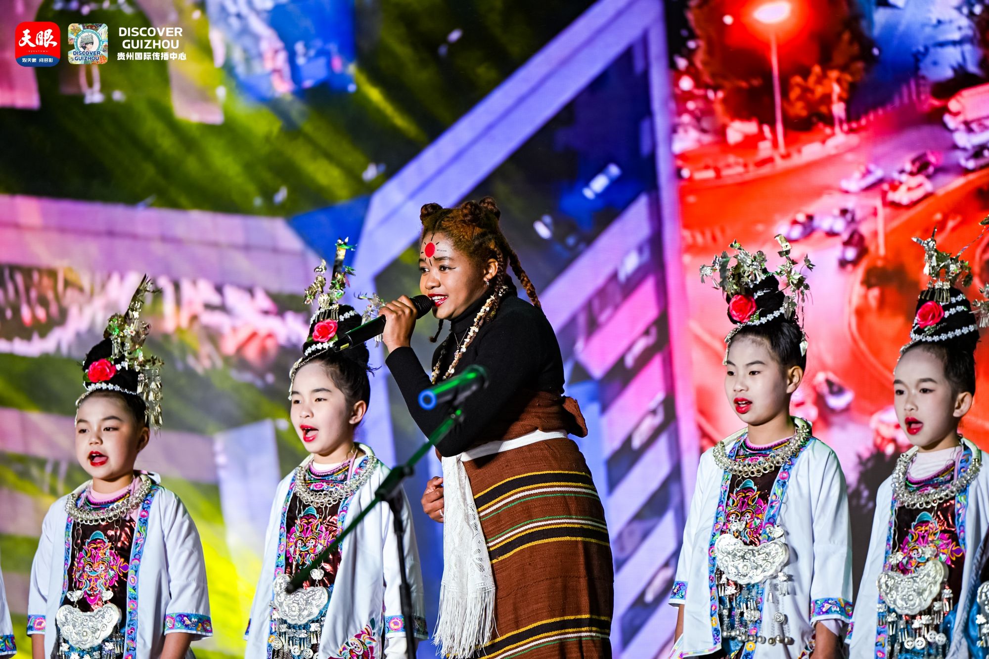 简瑶在2025中国-东盟教育交流周国际青年春日音乐会上演唱.jpg
