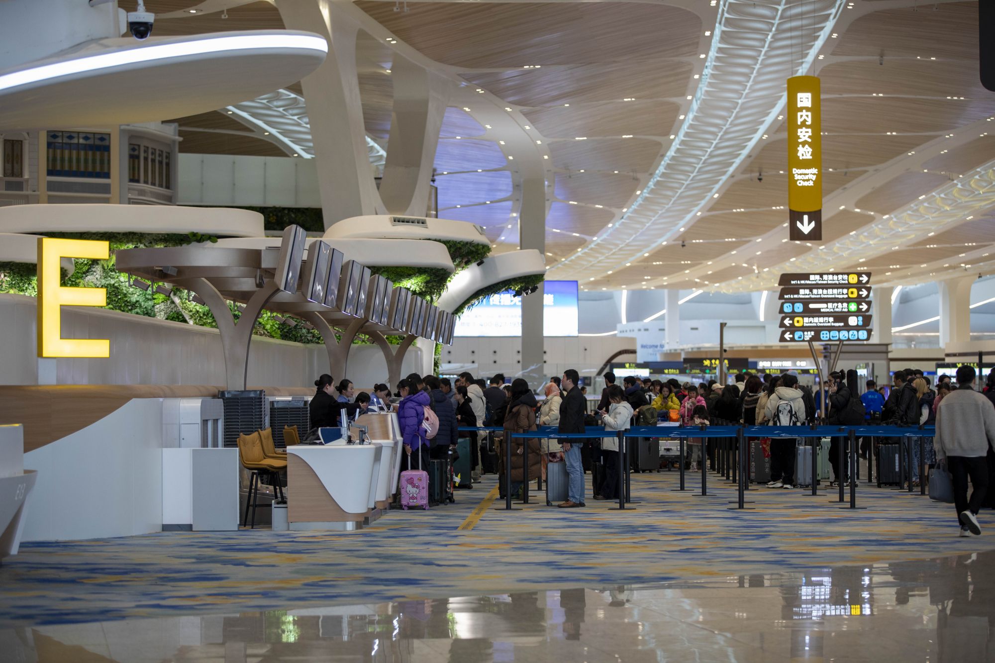 巨量的航空出行与物流需求背后,是粤港澳大湾区庞大的经济体量和活跃的对外交往。2024年,粤港澳大湾区以14.79万亿元的经济总量超越纽约和旧金山两个世界级湾区,与东京湾区并列全球经济规模第一梯队。2025年,粤港澳大湾区经济总量预计突破15万亿元。