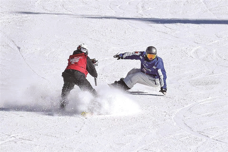 让更多人爱上滑雪&mdash;&mdash;新疆：冰雪运动火遍天山南北