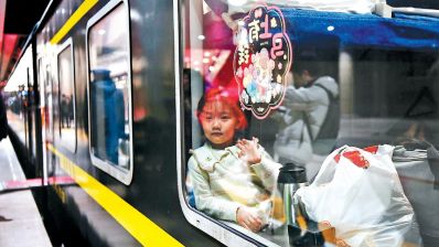 北京首趟春运列车凌晨温暖出发