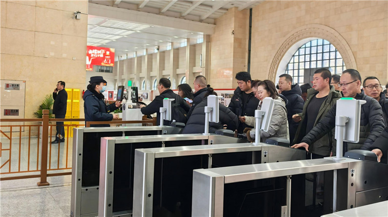 多条高铁首迎春运：缩短的是归途 加速的是发展