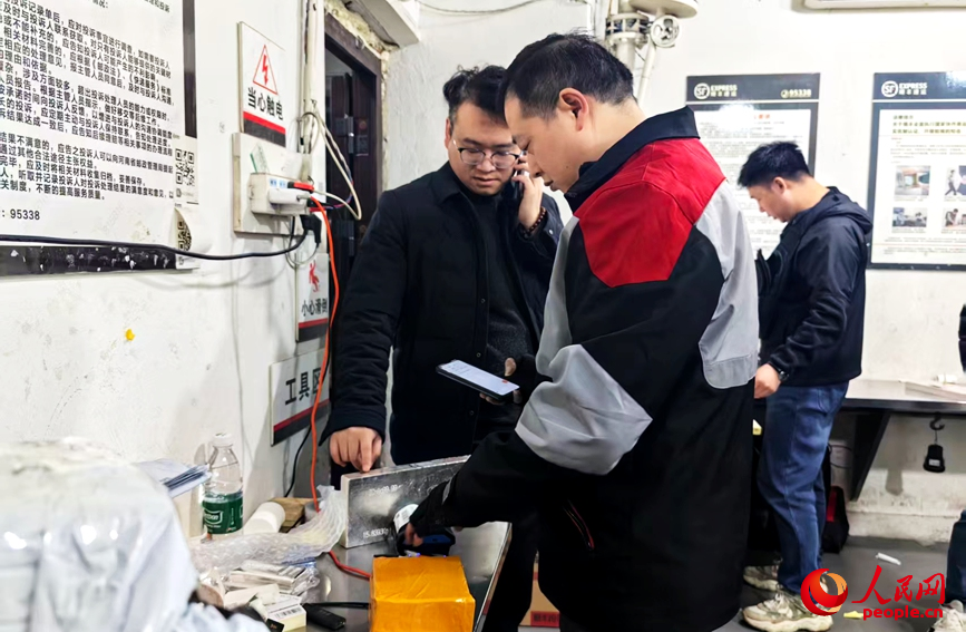 顺丰便利店内，层快任秀林正在验视确认待寄出的递小大哥物品。人民网记者 侯琳琳摄