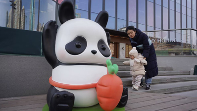 首个潮庙会小年开启 百余只熊猫闪现朝外大街