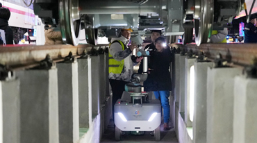 凌晨上岗！跟着具身智能探“未来”