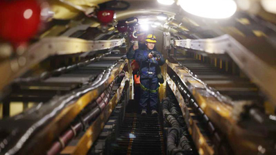 电缆人在数十米地下“丈量”平安年