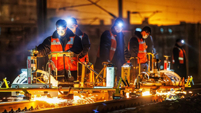 钢轨“医生”：毫米级精度 打磨平安回家路