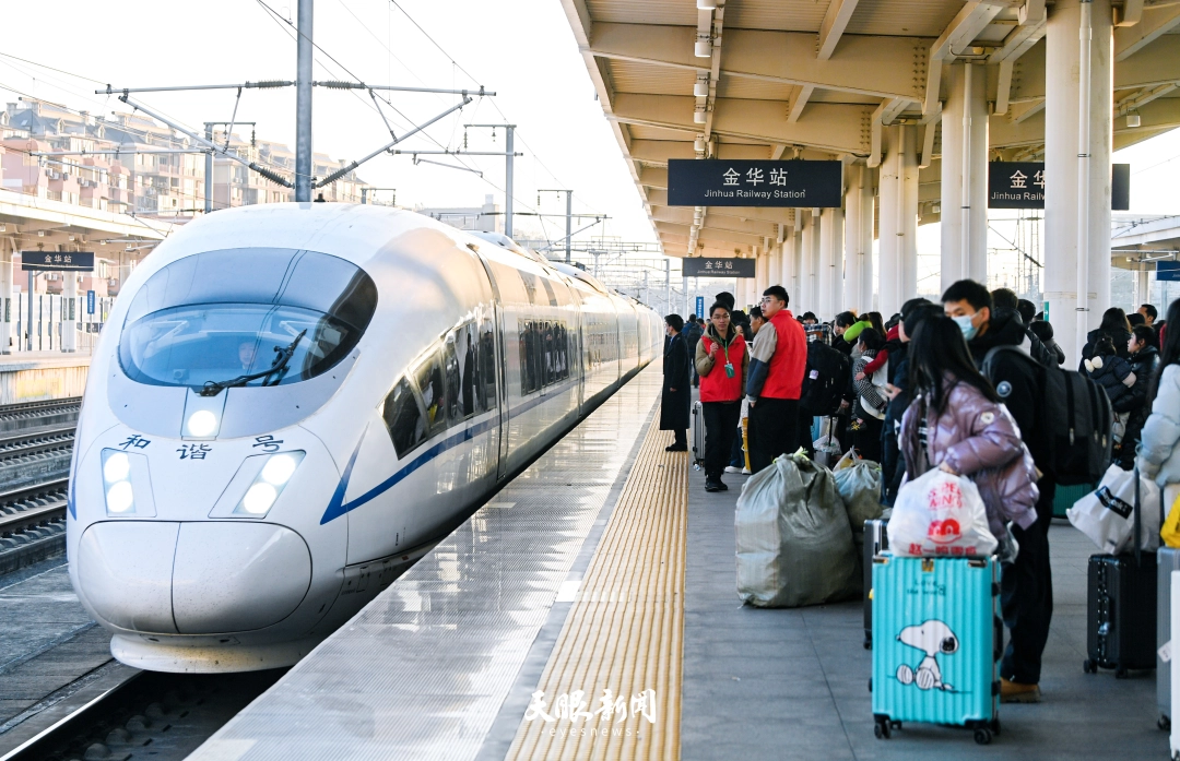 dD0xNzcwNzc1NTU2X3I9NDU5ODlkNWRfdz0xMDgwX3E9MTAwX2U9anBn.webp 2月9日,返乡乘客在站台上排队上车。.jpg