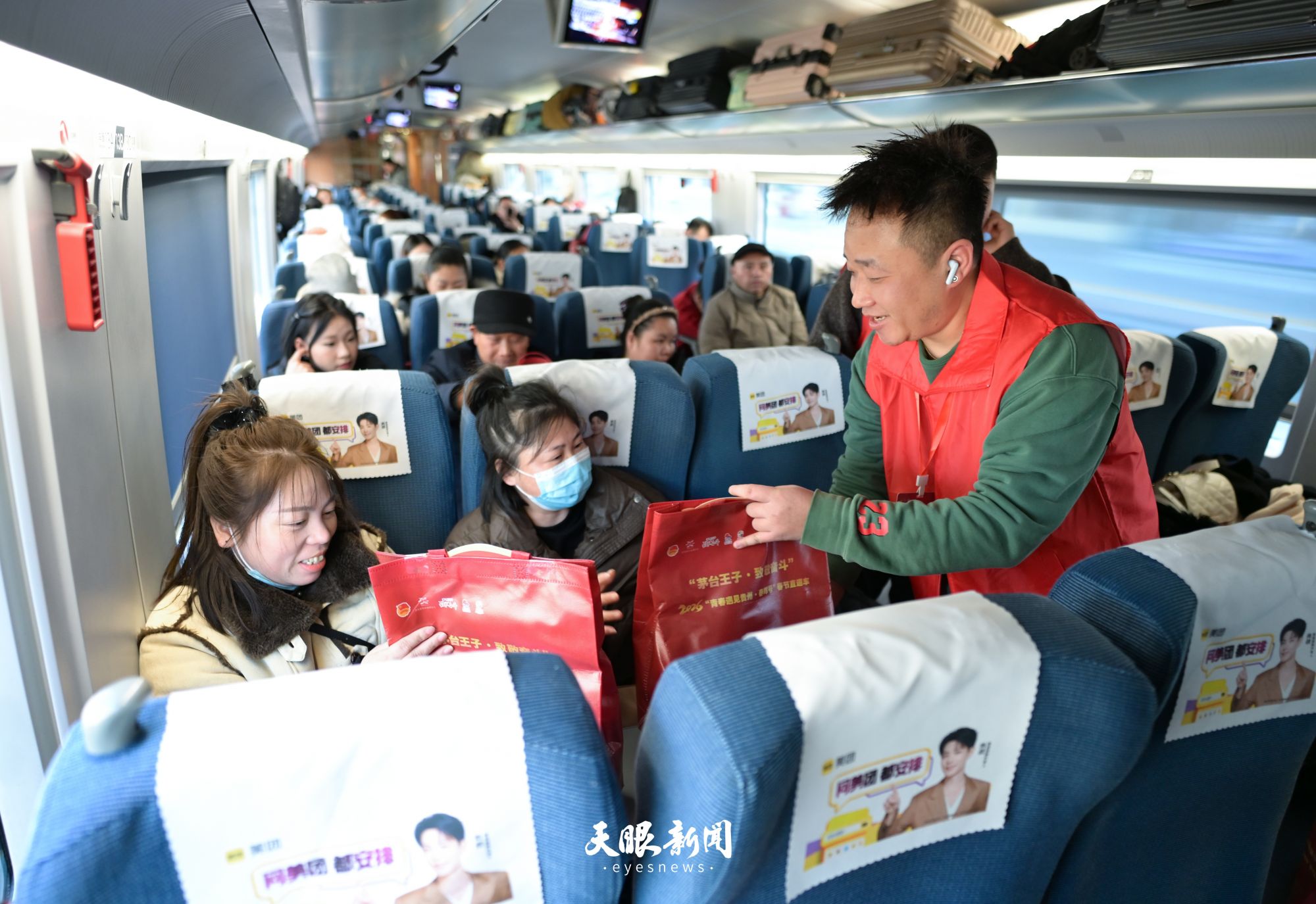 2月9日，随车志愿服务者为返乡乘客送上春节礼包。.JPG