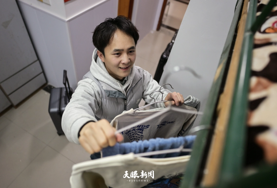 dD0xNzcwNzc1MzIwX3I9Y2FjMjk3MTFfdz0xMDgwX3E9MTAwX2U9SlBH.webp 2月7日,在杭州师范大学读书的邓杰在寝室收拾回家的行李。贵州日报天眼新闻记者 谢佳杰 摄.JPG