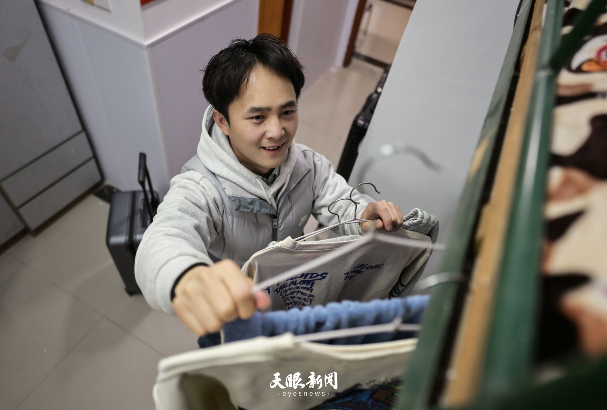 2月7日，在杭州师范大学读书的邓杰在寝室收拾回家的行李。贵州日报天眼新闻记者 谢佳杰 摄.JPG