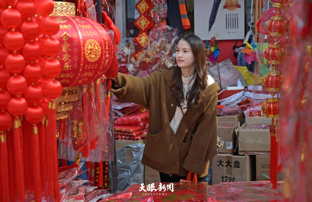 dD0xNzcwNzc1MTk4X3I9ZmM1NDVhN2Vfdz0xMDgwX3E9MTAwX2U9SlBH.webp 2月8日,在浙江省金华市务工的刘布在挑选带回家的年货。贵州日报天眼新闻记者 谢佳杰 摄.JPG