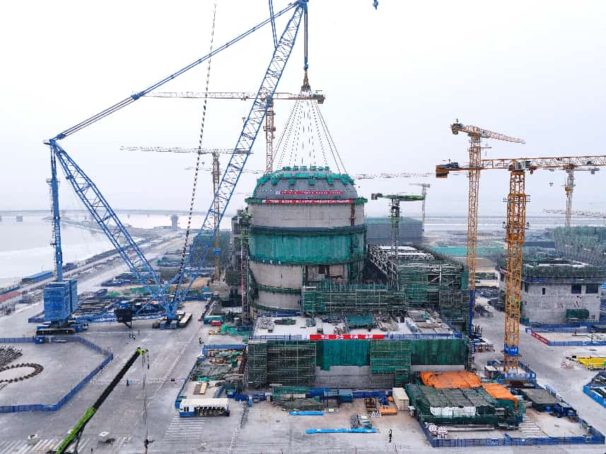 2月10日上午9点37分，1号机组核岛钢制安全壳顶封头吊装就位。中核辽宁核电有限公司供图