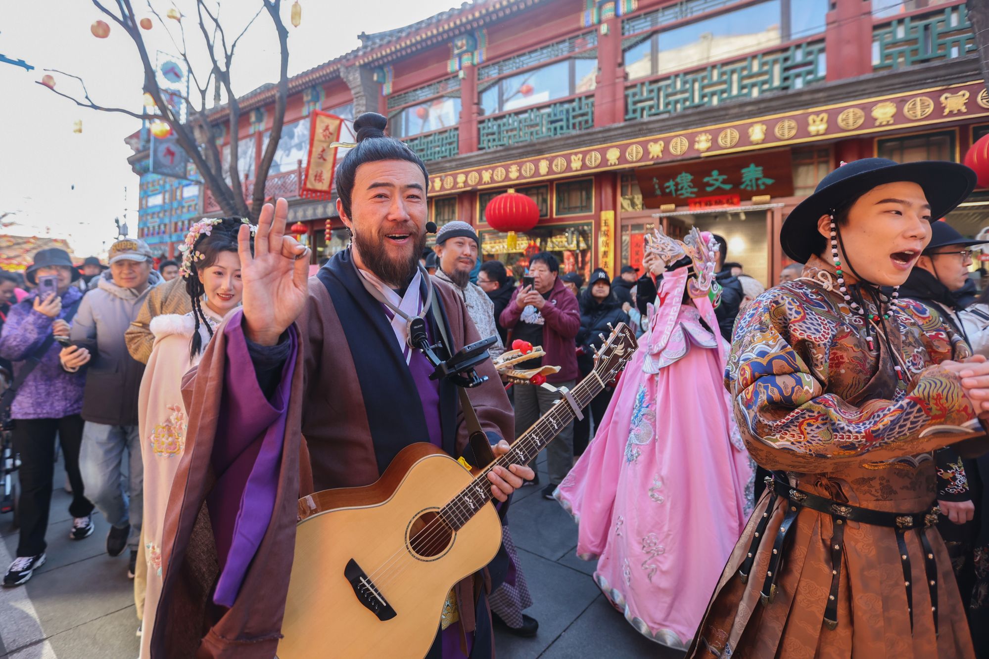 图为大年初一，厂甸庙会演职人员与市民互动。千龙网记者 陈健男摄