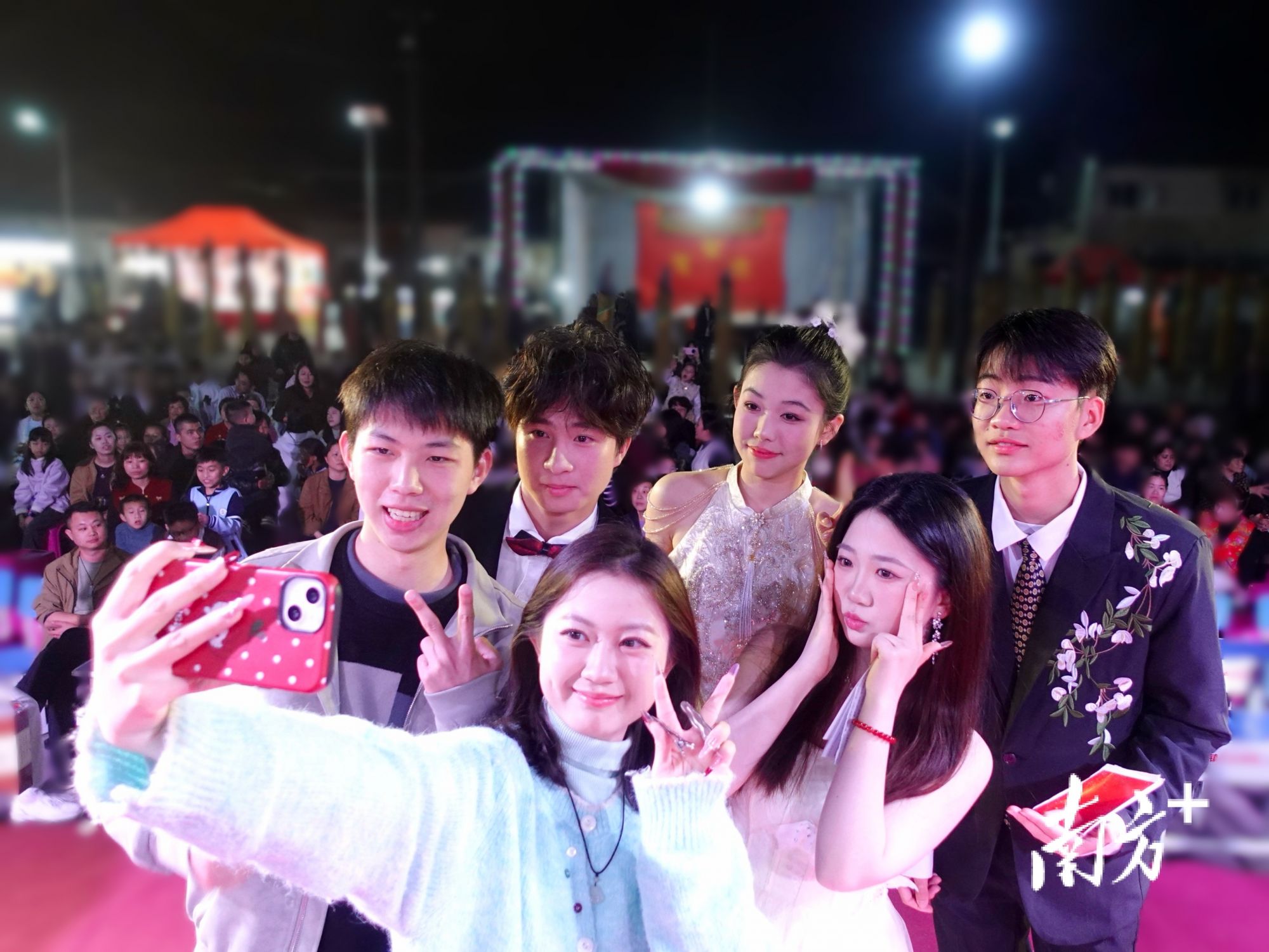 大年初四晚，潮州意溪镇西都村的回乡返乡大学生们办“村晚”。