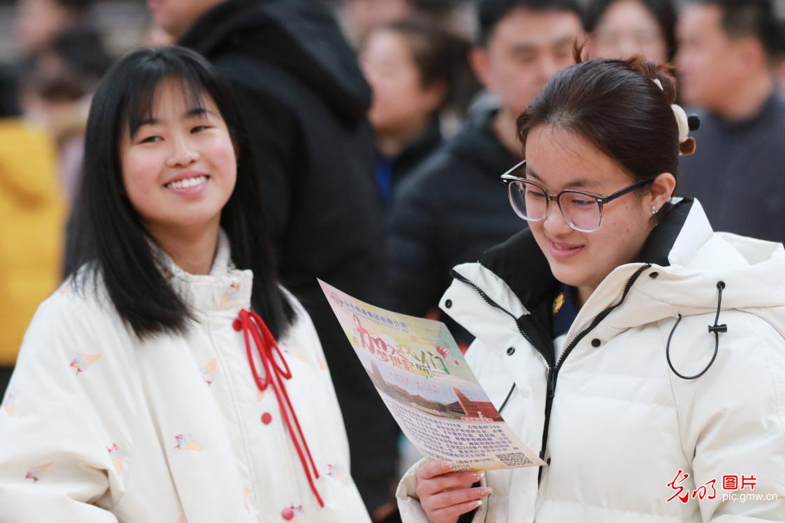 新春走基层丨春风送暖求职路 各地搭台促就业 新春走基层丨春风送暖求职路 各地搭台促就业