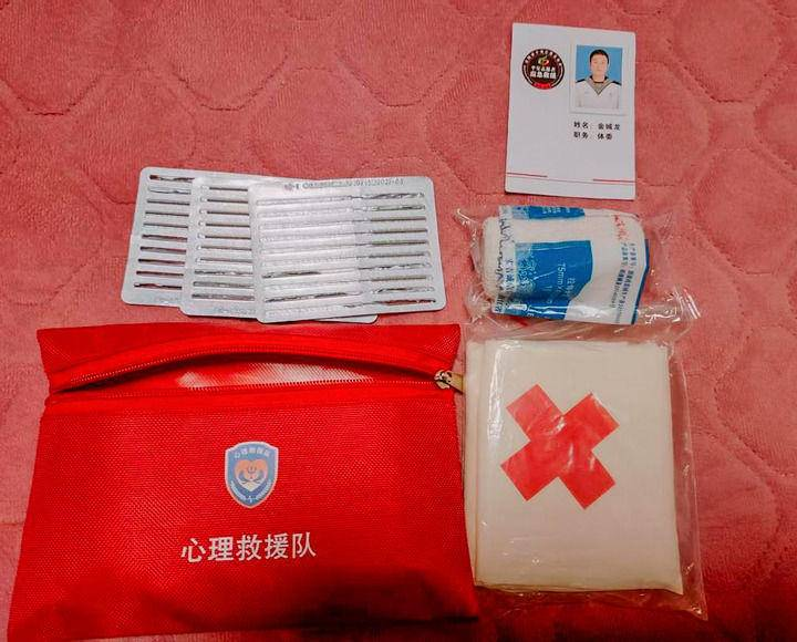 金城龙生前随身携带的急救用品。受访者供图
