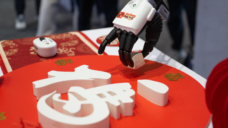 以奔跑之姿 赴未来之约——从全国两会看开局之年新步伐