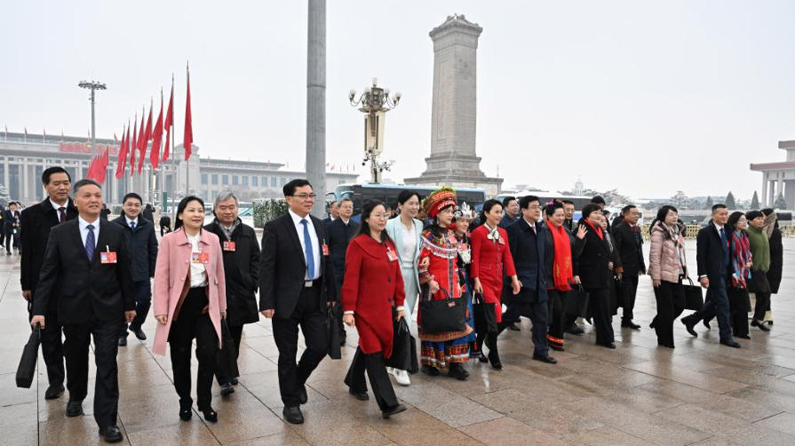 两会现场速递｜两会含“青”！青春身影点亮新就业奋进路