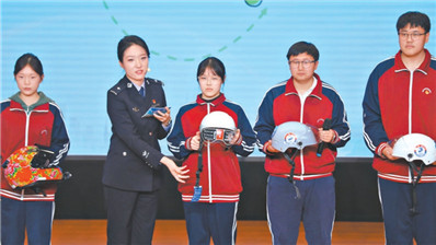 中小学开讲交通安全“第一课”