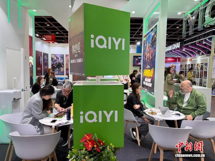 由香港贸易发展局主办的第30届香港国际影视展,3月17日至20日在香港会展中心举行,吸引来自超过30个国家及地区的逾790家展商参与。图为参展商现场洽谈。 中新社记者 莫倩 摄