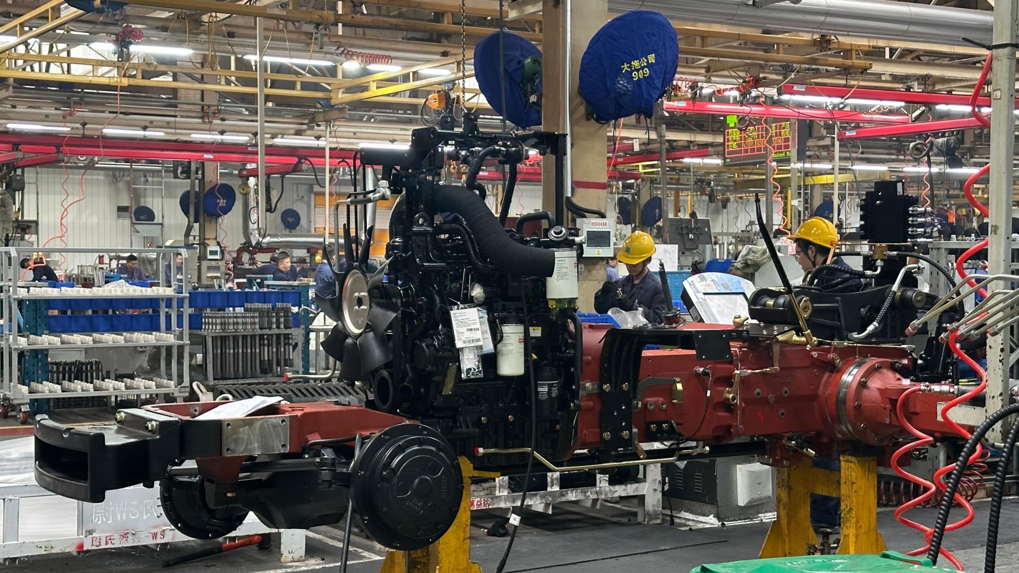 中国一拖农机生产车间。人民网记者 王绍绍摄