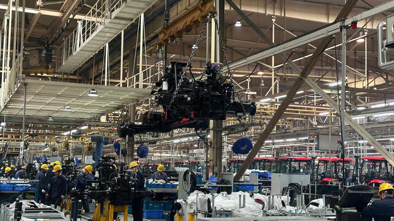 中国一拖数智化生产线。人民网记者 王绍绍摄