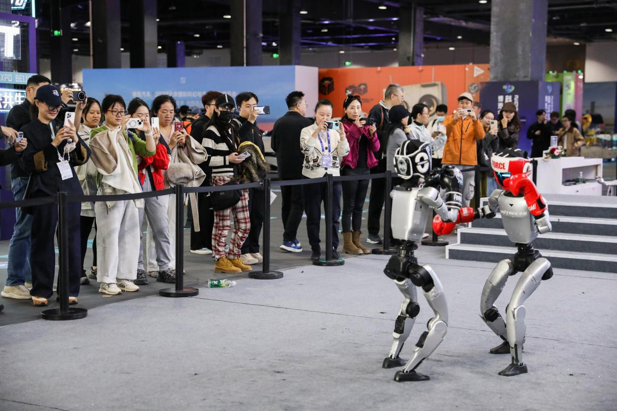 2026北京国际科幻与未来产业博览会作为2026中国科幻大会十周年同期活动，本届博览会以&ldquo;领航未来&rdquo;为主题，围绕&ldquo;未来共生之旅&rdquo;串联四大核心展区，实现硬核科技展示与全民趣味体验深度融合。图为机器人进行拳击表演。千龙网记者 陈健男摄