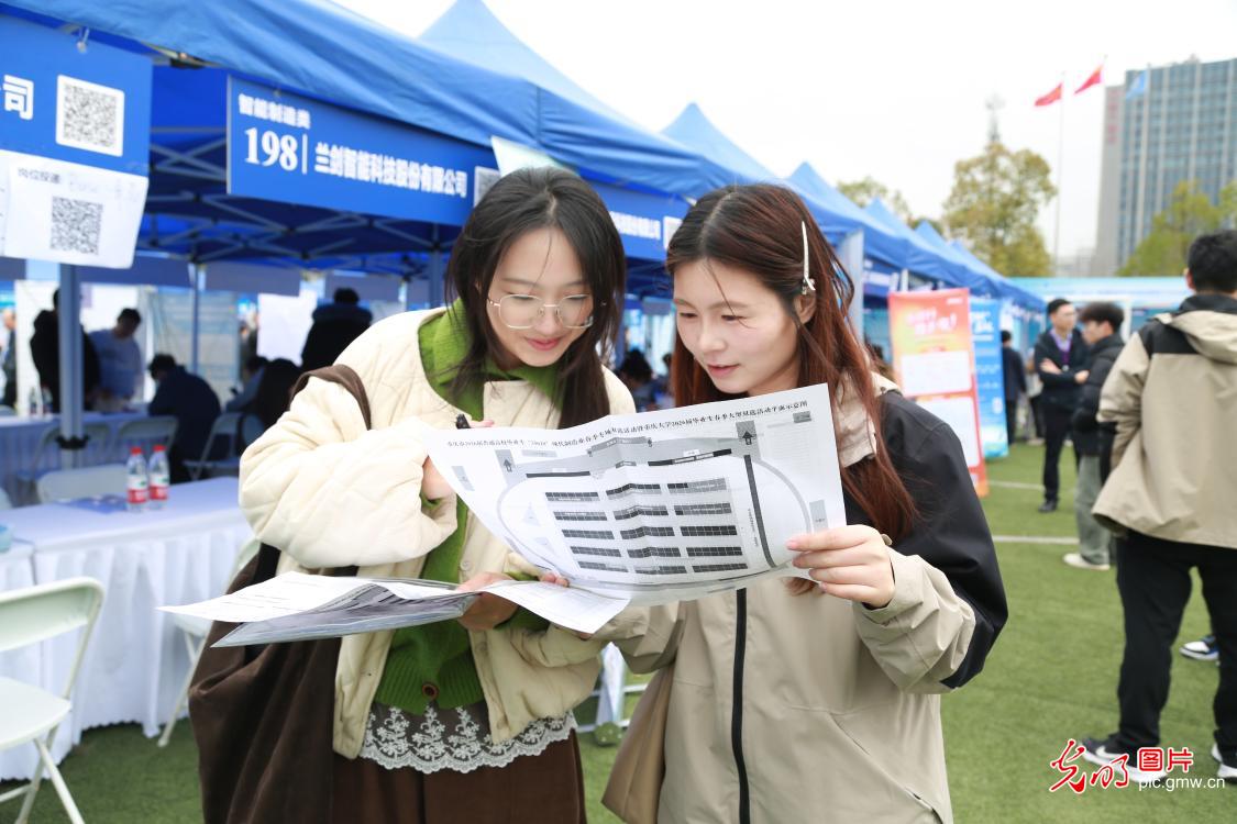 【职引未来】春招攻坚正当时 精准服务促就业