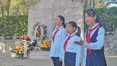 英雄墓前繁花似锦 市民自发祭奠英烈