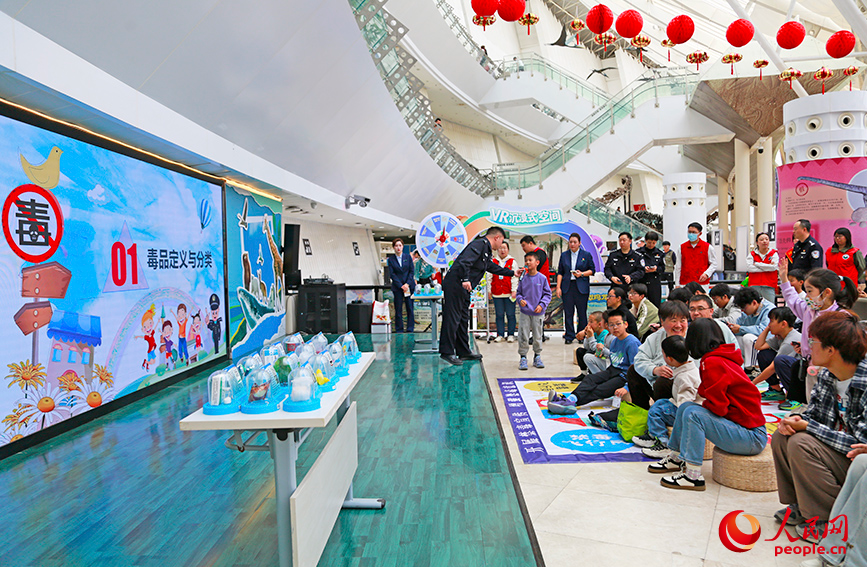 小朋友积极参与禁毒知识问答。人民网记者 崔新耀摄