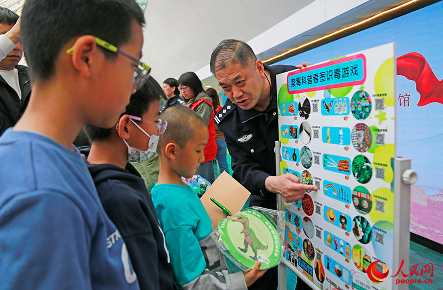 小朋友参加看图识毒游戏。人民网记者 崔新耀摄